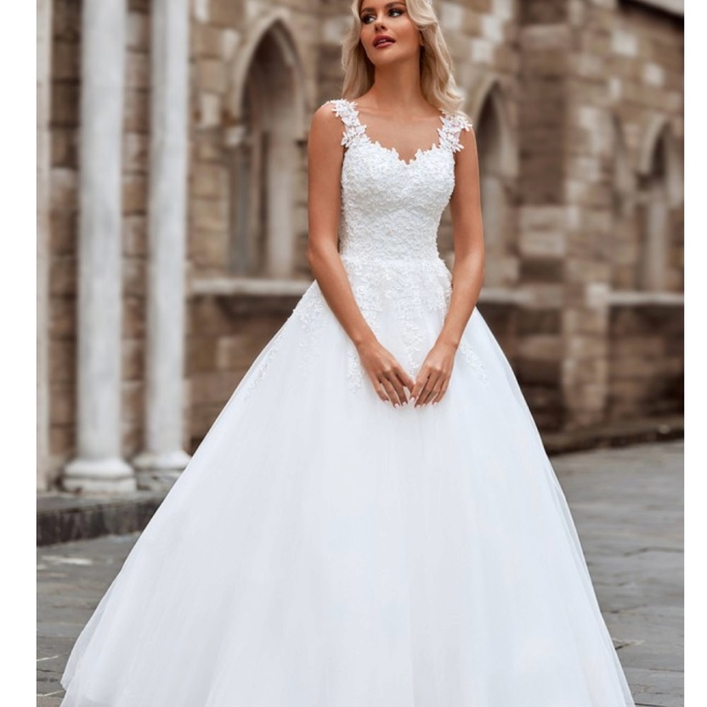 Laveliya Ball-Gown Sweetheart Appliqué Floor-Length Gown